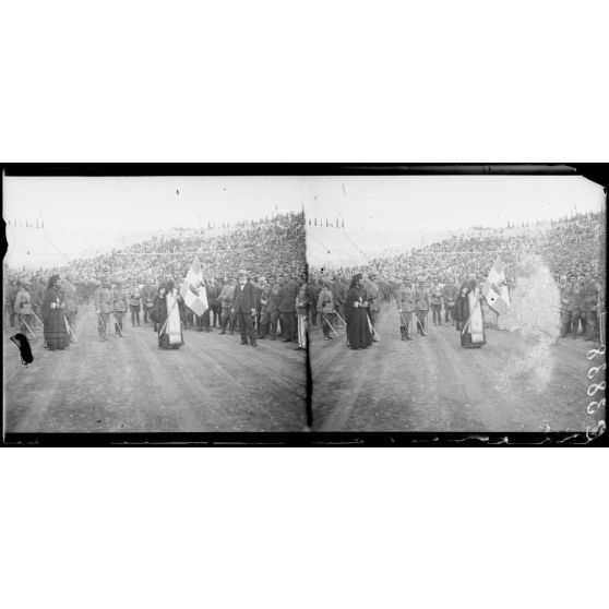 Athènes. Cérémonie du Stade. Remise du drapeau au général Miliotis. L'Archimandrite Papadopoulos en prières. [légende d'origine]