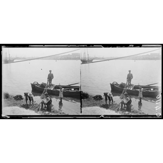 Le Pirée. Pêcheurs réparant des filets. [légende d'origine]