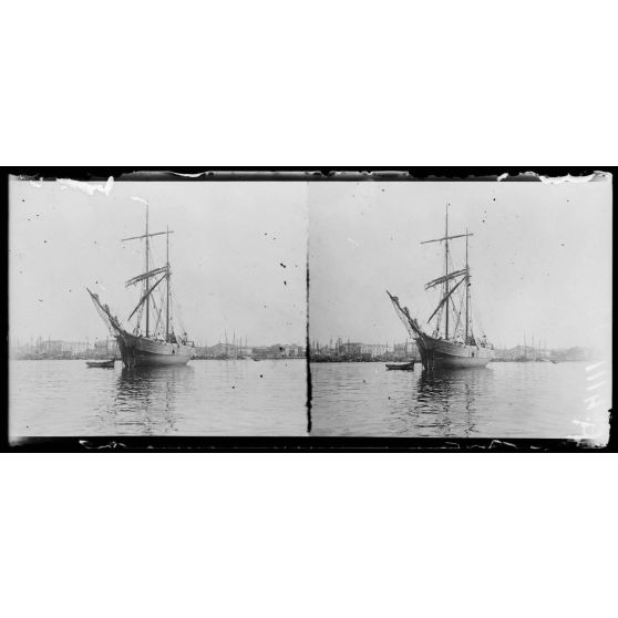 Le Pirée. Un voilier grec. [légende d'origine]