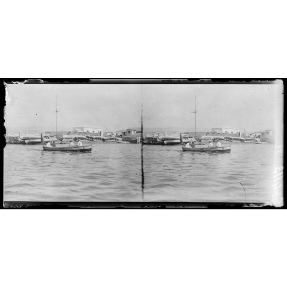 Le Pirée. Une vedette italienne. [légende d'origine]