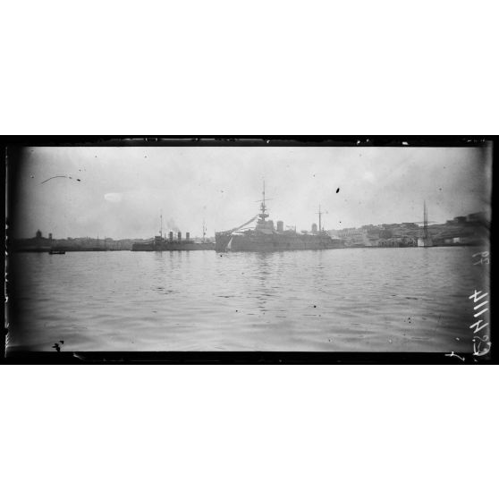 Le Pirée. Le cuirassé "Démocratie" et le "Lybia". [légende d'origine]