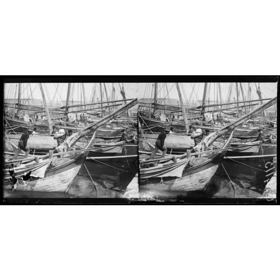 Le Pirée. Voiliers à quai les corvées à bord. [légende d'origine]