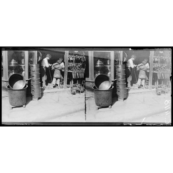 Athènes. Un atelier de chaudronnier. [légende d'origine]