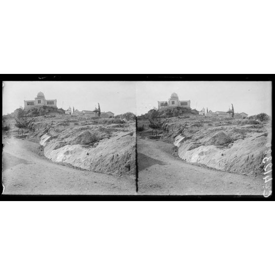 Athènes. L'observatoire, au 1er plan la colline Hagia Marina. [légende d'origine]