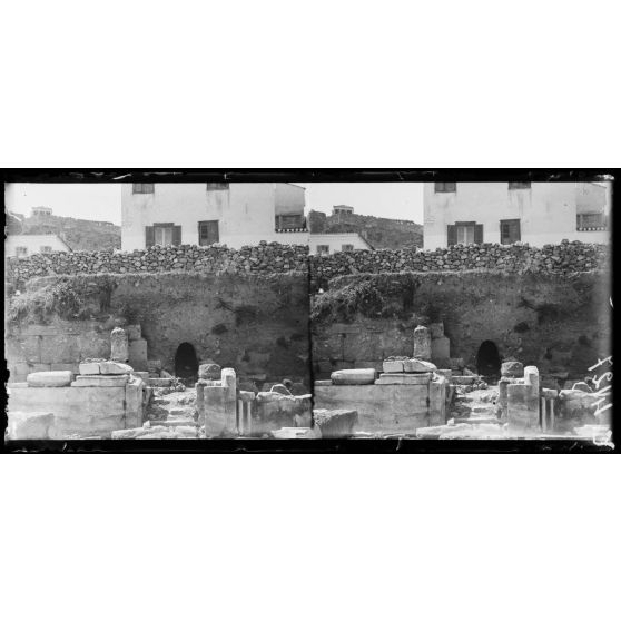 Athènes. Conduit qui amenait l'eau de l'Acropole pour alimenter l'horloge de la Tour des Vents. [légende d'origine]