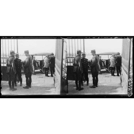 Athènes. La Mission Militaire française à l'ouverture des cours d'instruction militaire à l'Ecole des Evelpides. Arrivée du Général Braquet. [légende d'origine]