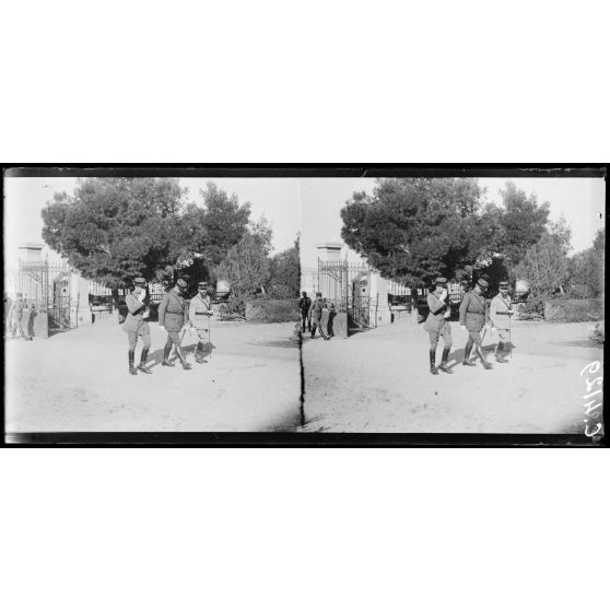 Athènes. La Mission Militaire française à l'ouverture des cours d'instruction militaire à l'Ecole des Evelpides. Officiers de la Mission militaire française. [légende d'origine]