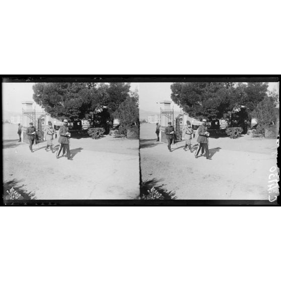 Athènes. La Mission Militaire française à l'ouverture des cours d'instruction militaire à l'Ecole des Evelpides. Officiers de la Mission militaire française. [légende d'origine]