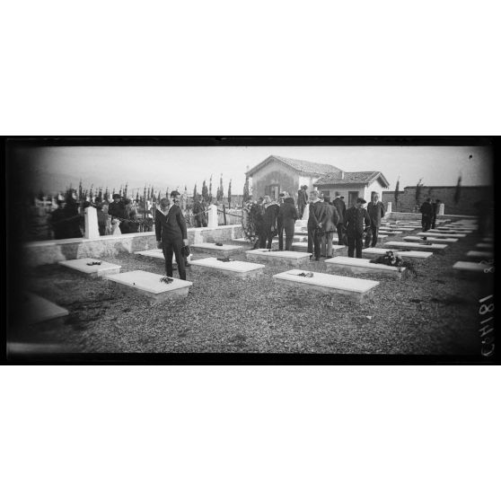 Le Pirée. Au cimetière Saint-Georges, le jour de la Toussaint. Marins de l'escadre venus déposer des fleurs sur les tombes de leurs camarades tués en décembre 1916. [légende d'origine]
