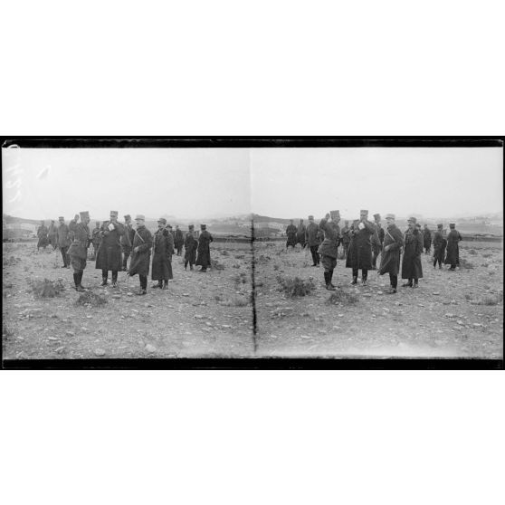 Près d'Athènes. Camp de Goudi. Exercices d'artillerie. Le général Braquet et le général Paraskévopoulos pendant la manoeuvre. [légende d'origine]