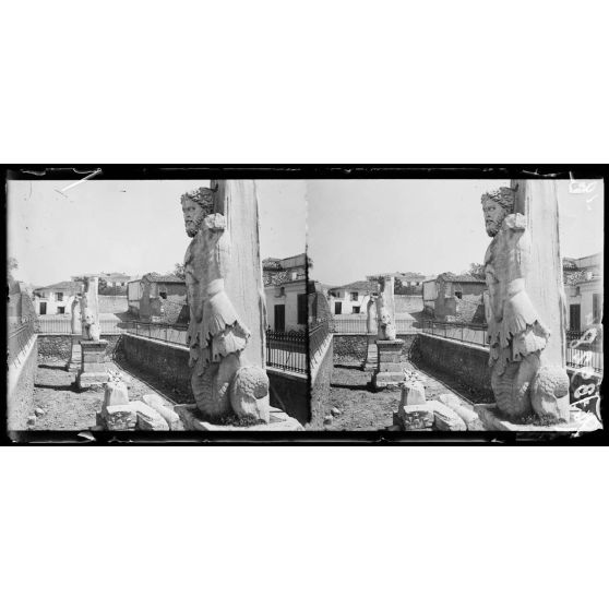 Athènes. Portique des géants. Un des géants. [légende d'origine]