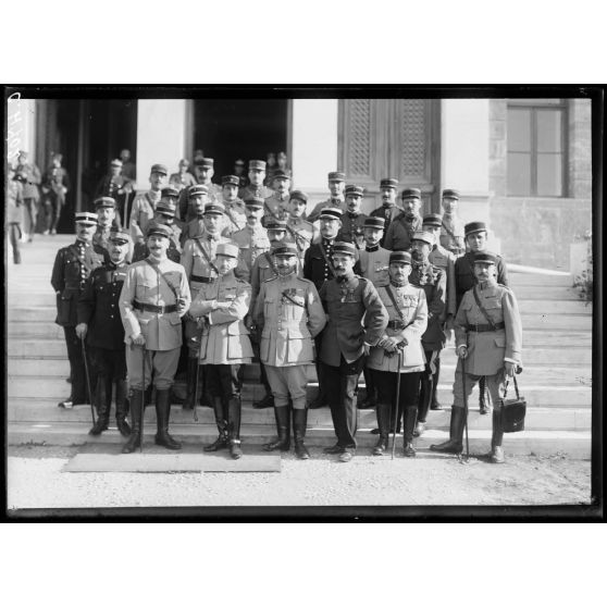 Athènes. Le général Braquet et les officiers instructeurs de la mission militaire française auprès de l'armée hellénique. [légende d'origine]