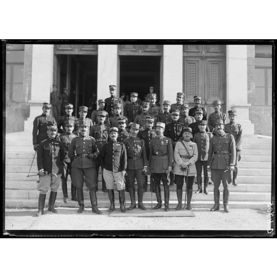 Athènes. Cours d'Etat-major d'Infanterie sous la direction du Lieutenant Colonel Vavy. [légende d'origine]