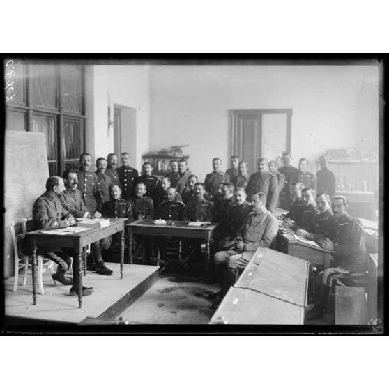 Athènes. Le Lieutenant Colonel Verdet faisant son cours aux officiers Hellènes. [légende d'origine]