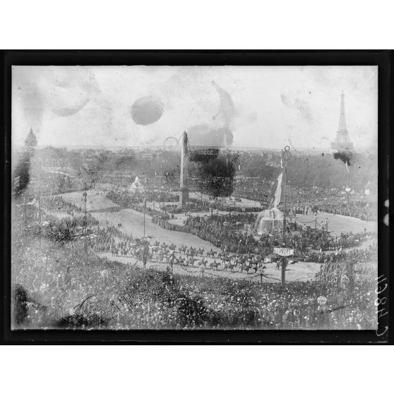 Paris. 14 juillet 1919. Panorama de la place de la Concorde pendant le défilé des troupes. [légende d'origine]