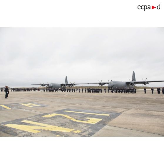 Cérémonie sur la base aérienne (BA) 123 pour l'arrivée de l'avion de transport C-130-J-30 à Orléans-Bricy.