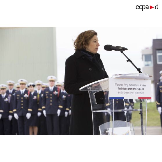 Cérémonie sur la base aérienne (BA) 123 pour l'arrivée de l'avion de transport C-130-J-30 à Orléans-Bricy.