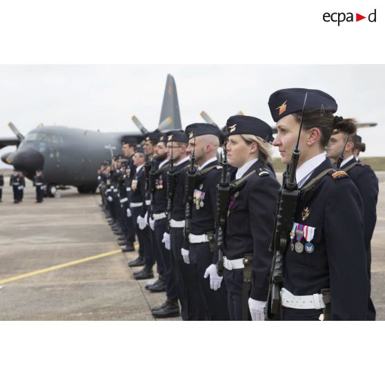 Cérémonie sur la base aérienne (BA) 123 pour l'arrivée de l'avion de transport C-130-J-30 à Orléans-Bricy.