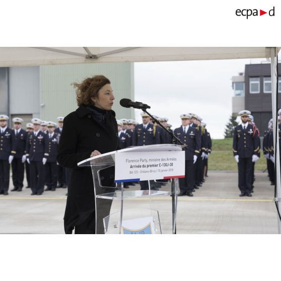 Cérémonie sur la base aérienne (BA) 123 pour l'arrivée de l'avion de transport C-130-J-30 à Orléans-Bricy.