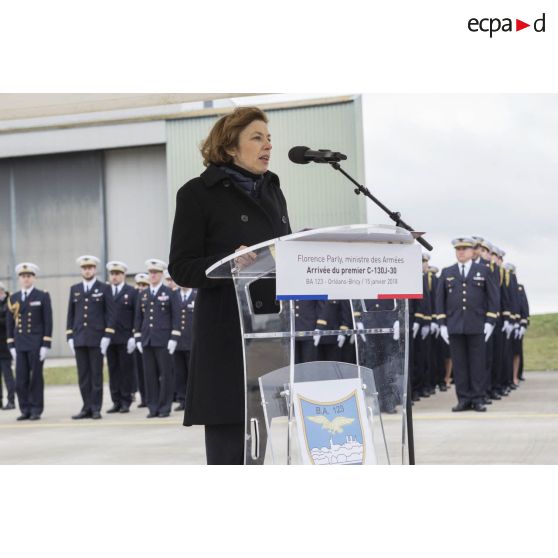 Cérémonie sur la base aérienne (BA) 123 pour l'arrivée de l'avion de transport C-130-J-30 à Orléans-Bricy.