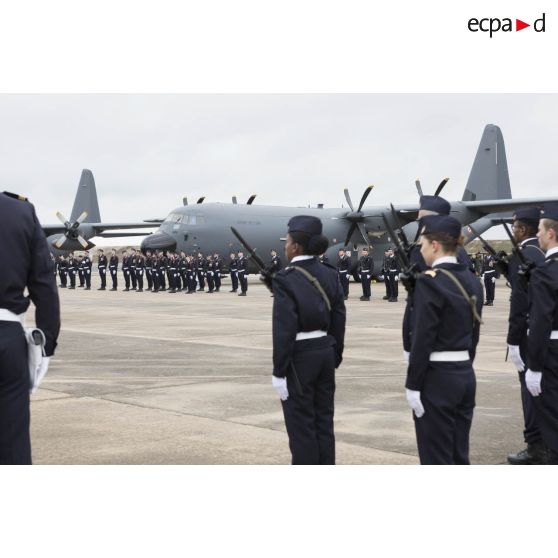 Cérémonie sur la base aérienne (BA) 123 pour l'arrivée de l'avion de transport C-130-J-30 à Orléans-Bricy.