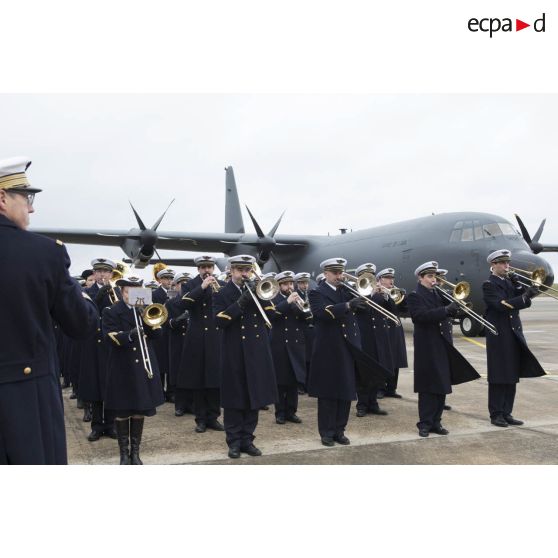 Cérémonie sur la base aérienne (BA) 123 pour l'arrivée de l'avion de transport C-130-J-30 à Orléans-Bricy.