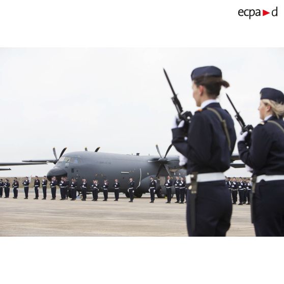Cérémonie sur la base aérienne (BA) 123 pour l'arrivée de l'avion de transport C-130-J-30 à Orléans-Bricy.