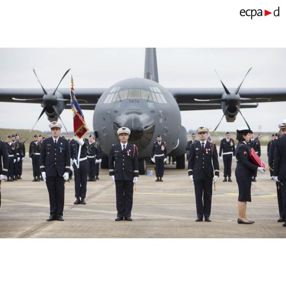 Cérémonie sur la base aérienne (BA) 123 pour l'arrivée de l'avion de transport C-130-J-30 à Orléans-Bricy.