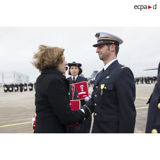 Cérémonie sur la base aérienne (BA) 123 pour l'arrivée de l'avion de transport C-130-J-30 à Orléans-Bricy.