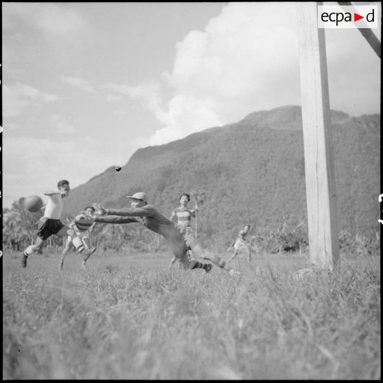 Match de football avec une équipe de Lai Chau.