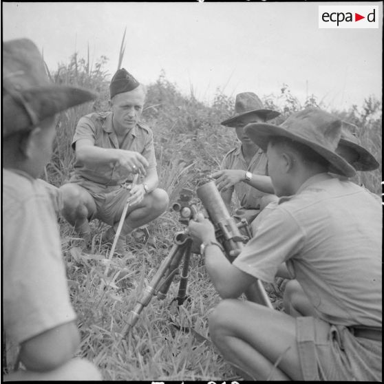 Instruction au mortier de 60 mm donné par le sergent Grosbon à des éléments du bataillon de la garde Thaï de Lai Chau.