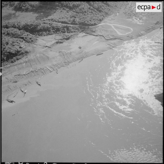 Pirogues sur la berge du fleuve Nam Te à Lai Chau.