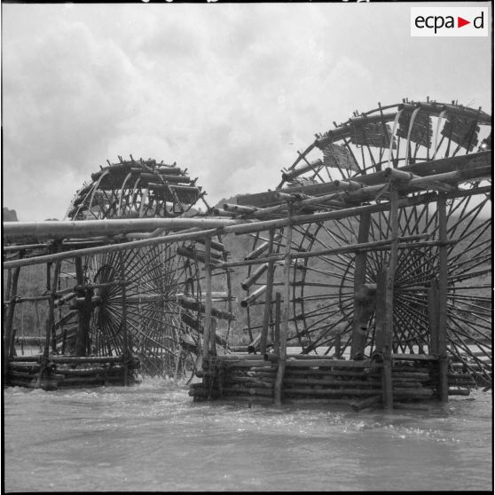 Norias servant à l'irrigation des rizières du village Muong Sai.