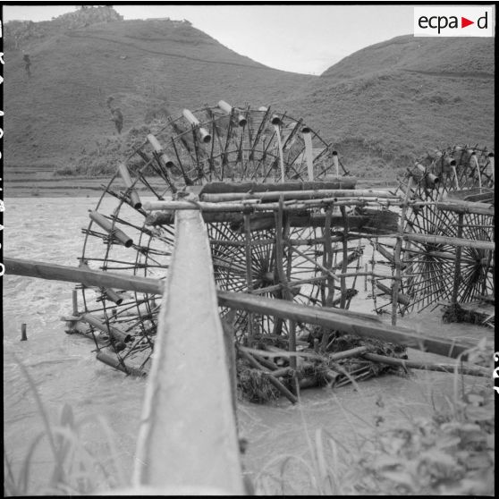 Norias servant à l'irrigation des rizières du village Muong Sai.