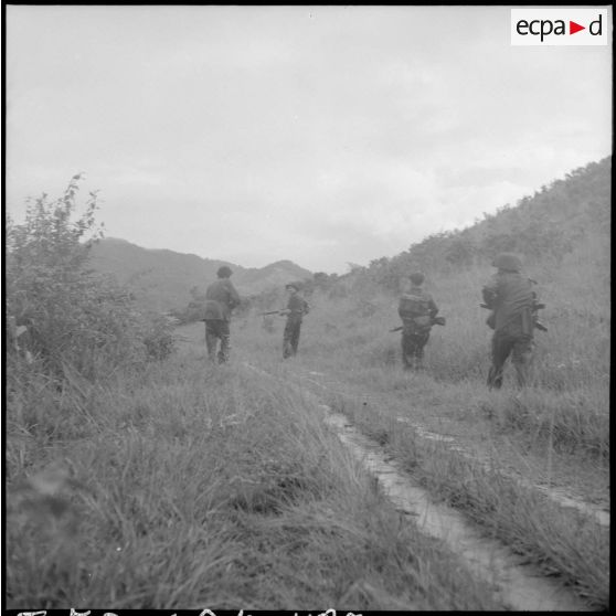Des éléments du commando 16 donnent l'assaut au cours d'un engagement en zone Viêt-minh.