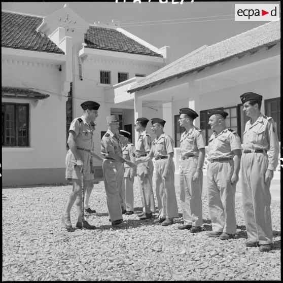 Inspection du général Salan et du général de Linarès à la 2e DMT (division de marche du Tonkin).