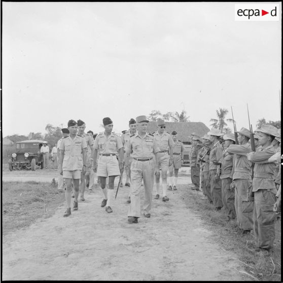 Inspection du général Salan et du général de Linarès à la 2e DMT (division de marche du Tonkin).