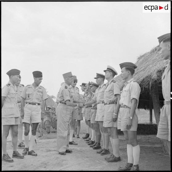 Inspection du général Salan et du général de Linarès à la 2e DMT (division de marche du Tonkin).