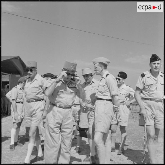 Inspection du général Salan et du général de Linarès à la 2e DMT (division militaire territoriale).