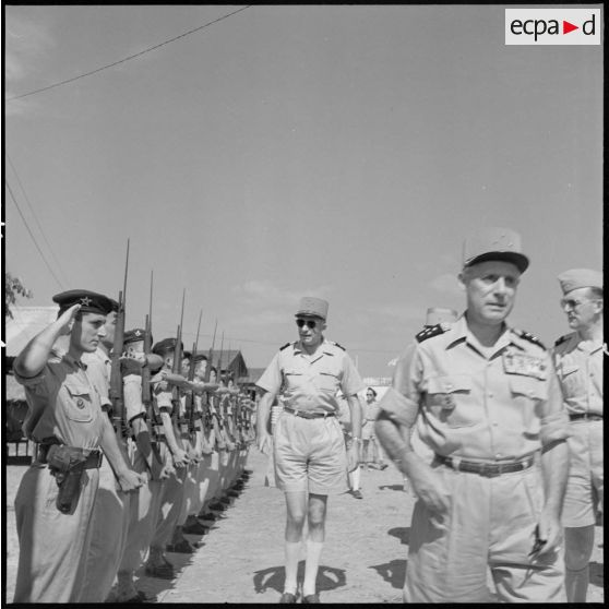Inspection du général Salan et du général de Linarès à la 2e DMT (division de marche du Tonkin).