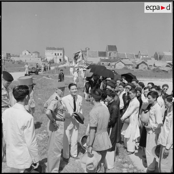 Le général Salan et le général de Linarès rencontrent des notables du secteur de Haiduong au cours d'une inspection à la 2e DMT (division de marche du Tonkin).