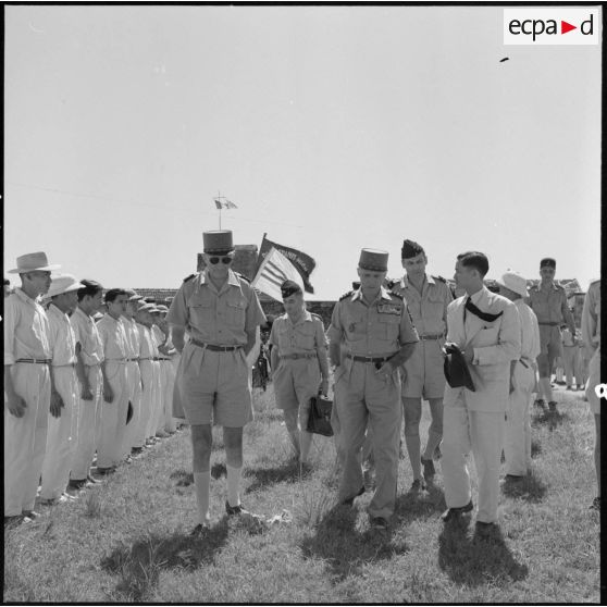 Le général Salan et le général de Linarès rencontrent des notables du secteur de Haiduong au cours d'une inspection à la 2e DMT (division de marche du Tonkin).