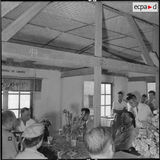 Réception en l'honneur du général de Linarès lors d'une visite du village de réfugiés Muong de Kobe.