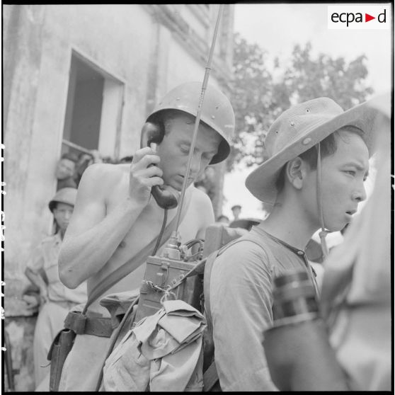 Transmission par un opérateur radio du 6e RTM lors d'une opération en zone "Dromadaire".