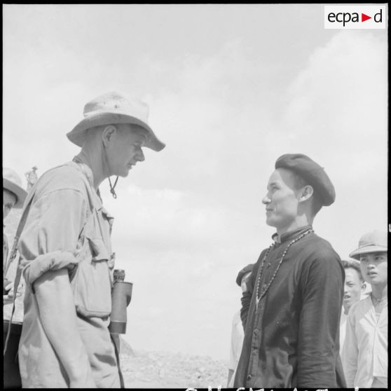 Le capitaine Hélie Denoix de Saint Marc, commandant la 2e CIPLE du 2e BEP en conversation avec le révérend-père Vincent.