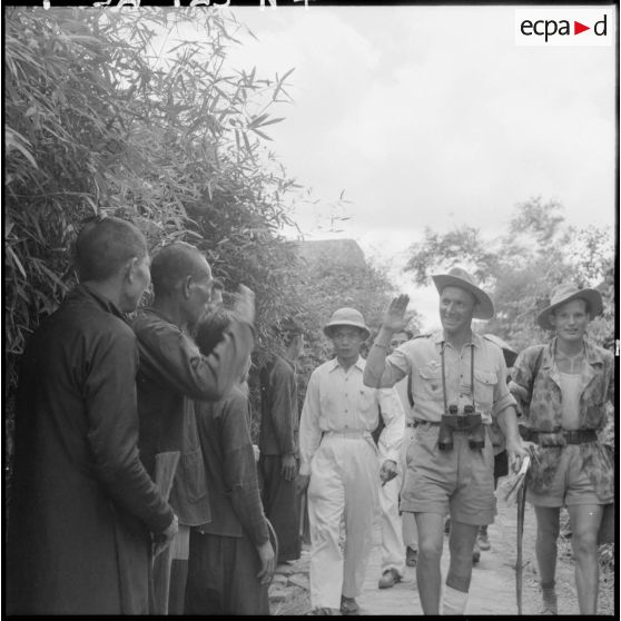 Le chef d'escadron Raffalli, commandant le 2e BEP (bataillon étranger de parachutistes), entre dans Cao Xa avec ses légionnaires parachutistes et répond aux salutations de la population.