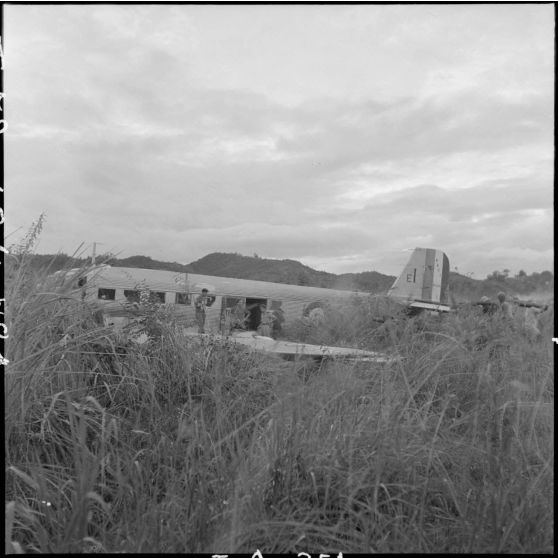 Un avion Junkers Ju-52 accidenté sur la piste de Na San.