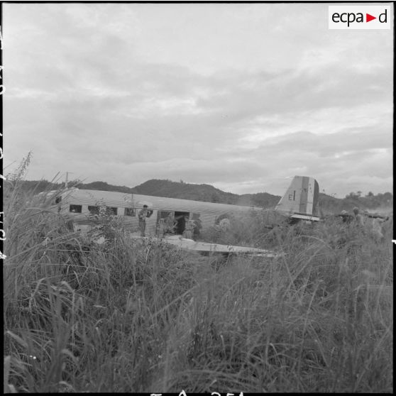 Un avion Junkers Ju-52 accidenté sur la piste de Na San.