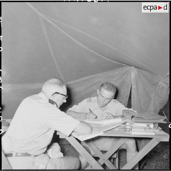 Le général de Linarès, commandant les FTNV (forces terrestres du Nord-Vietnam), en briefing avec un colonel au PC opérationnel du colonel Gilles à Na San.