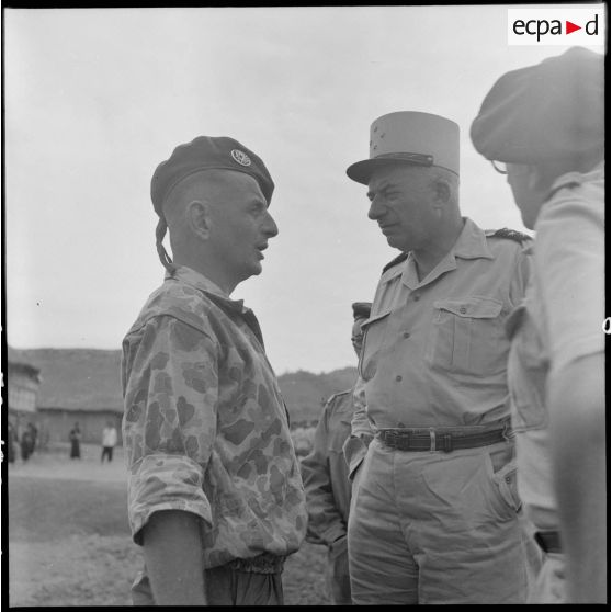 Le général de Linarès s'entretient avec le commandant Bigeard à Na San.